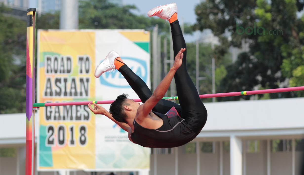 Seorang atlet Lompat Tinggi beraksi pada pada kejuaraan Nasional Atletik 2018 di Stadion Madya (8/5/2018). Kejurnas Atletik berlangsung dari tanggal 8-12 Mei 2018. (Bola.com/Nick Hanoatubun)