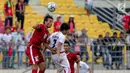 Timnas U-22 Indonesia Ezra Harm Ruud Walian berebut bola di udara saat melawan Myanmar dalam laga final perebutan medali perunggu Sea Games 2017 di Stadion MPS, Selayang, Malaysia, Selasa (29/8). (Liputan6.com/Faizal Fanani)