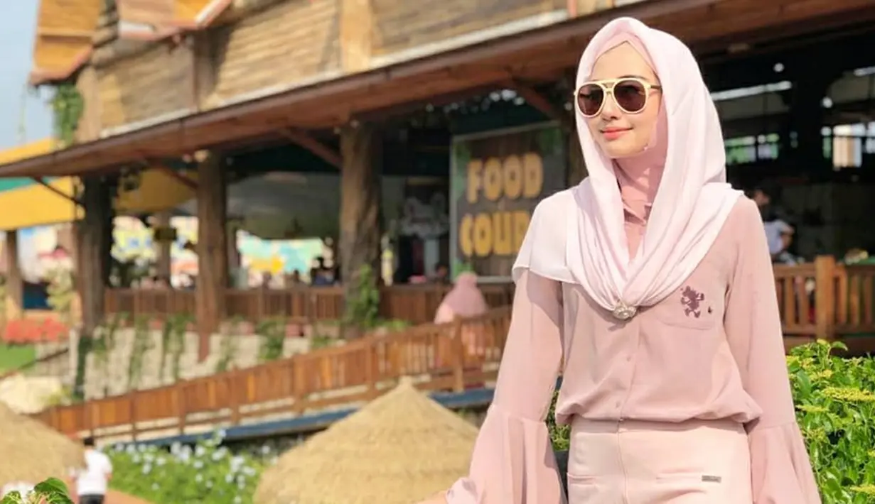 Novita Hardini memiliki penampilan yang fashionable. Ia kerap memakai busana denga warna yang soft. (Liputan6.com/IG/@novitamochamad)