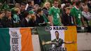 Ucapan terima kasih fans kepada Robbie Keane usai laga persahabatan antara Republik Irlandia melawan Oman di Stadion Aviva, Dublin, (31/8/206). (Reuters/Clodagh Kilcoyne)