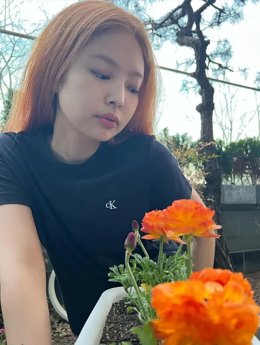 <p>Lagi, berpose dengan wajah tanpa riasan sama sekali dan mengenakan outfit kasual, black t-shirt dan celana jeans, Jennie memperlihatkan rambut berwarna terangnya yang dibiarkan tergerai begitu saja. Foto: Instagram.</p>