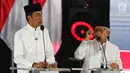 Capres nomor urut 01 Joko Widodo dan Cawapres Ma'ruf Amin beradu gagasan selama Debat Pilpres 2019 kelima di Jakarta, Sabtu (13/4). Debat kelima merupakan debat terakhir dalam masa kampanye dan mengambil tema Ekonomi, Kesejahteraan Sosial, Keuangan dan Investasi. (Liputan6.com/Johan Tallo)