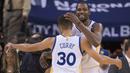 Ekspresi pemain Warriors, Kevin Durant (kanan) memeluk rekannya Stephen Curry #30 usai mengalahkan Toronto Raptors pada lanjutan NBA basketball game di Oracle Arena, (28/12/2016). Warriors menang 121-111. (Reuters/Kyle Terada-USA TODAY Sports)