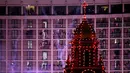Orang-orang menonton lampu Natal dinyalakan di distrik perbelanjaan Country Club Plaza, Kansas City, Missouri, Amerika Serikat, 25 November 2021. Upacara ini telah menjadi tradisi selama lebih dari 90 tahun di pusat perbelanjaan menandai awal musim belanja Natal. (AP Photo/Charlie Riedel)