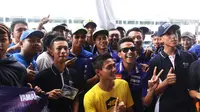 Galang Hendra (tengah) dan Immanuel Pratna (kacamata) di tengah-tengah fans Yamaha Racing indonesia (Istimewa/Liputan6.com)