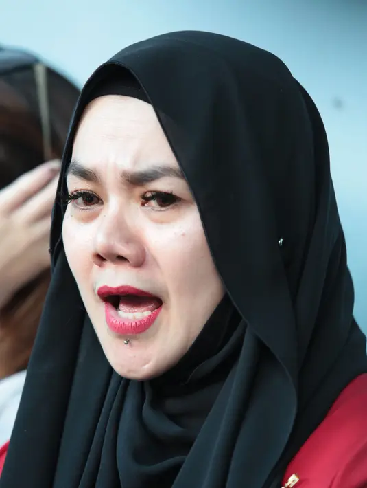 "Ya kemarin sudah ajukan gugatan cerai, tapi kan berjalannya waktu gitu, ada dugaan tindak pidana yang dilakukan oleh suaminya. Makanya ada pelaporan yang dilakukan oleh Ibu Sarita terhadap suaminya, KDRT," ujar pengacaranya. (Nurwahyunan/Bintang.com)