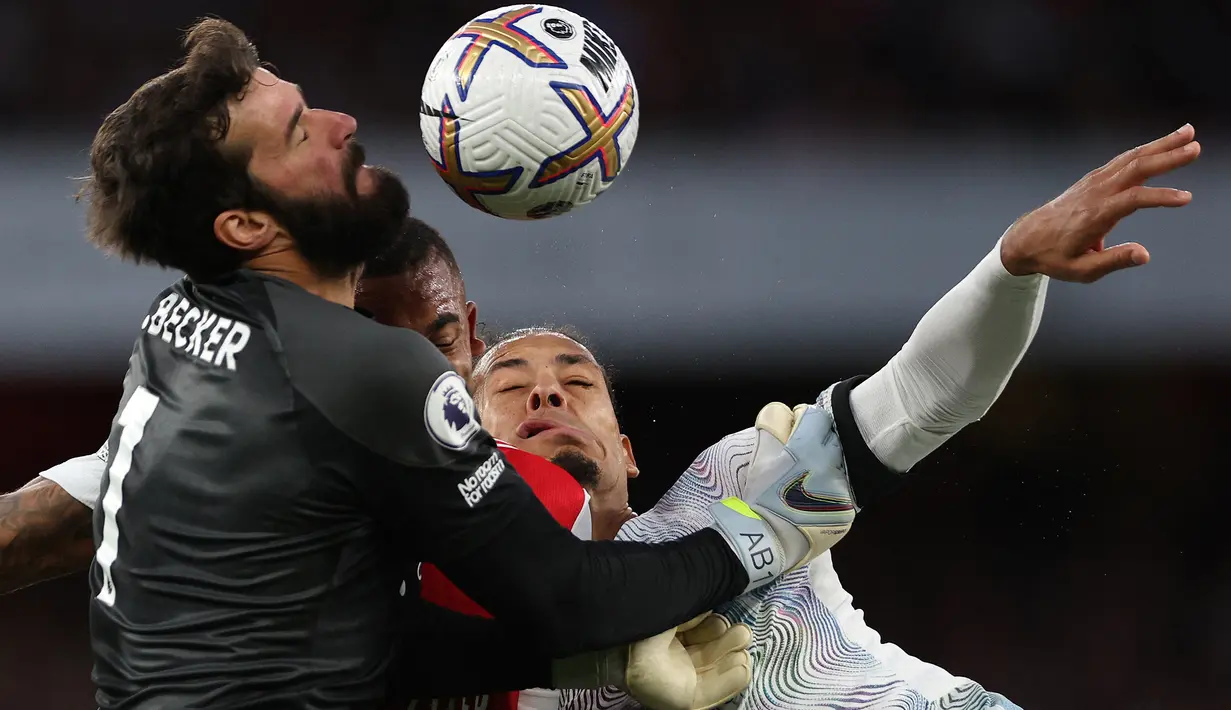 Alisson Becker. Kiper asal Brasil berusia 30 tahun ini kini tengah menjalani musim ke-5 bersama Liverpool sejak didatangkan dari AS Roma pada awal musim 2018/2019 dengan nlai transfer 62,5 juta euro. Selalu menjadi kiper utama, hingga ini ia telah tampil dalam 149 laga di Liga Inggris bersama The Reds dengan torehan 70 kali clean sheet dan kebobolan 117 gol. (AFP/Adrian Dennis)