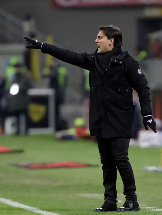 Pelatih AC Milan, Vincenzo Montella mengintruksikan para pemainnya saat berhadapan dengan Cagliari pada lanjutan Liga Italia di Stadion San Siro (9/1). AC Milan menang tipis atas Cagliari dengan skor 1-0. (AP Photo/Luca Bruno)
