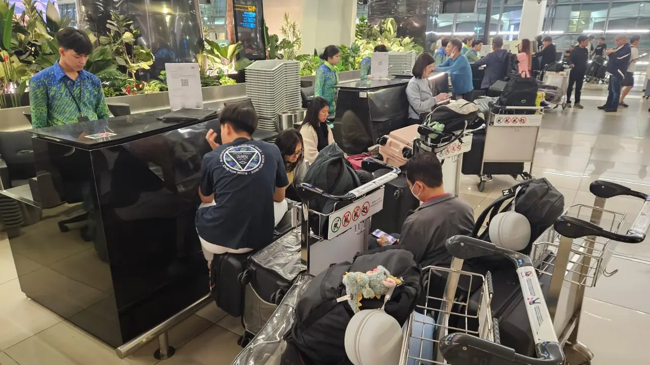 Hari Kedua Dampak Abu Vulkanik, Penumpang Pilih Bertahan di Bandara Soetta
