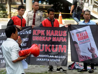 Masyarakat Peduli Keadilan berorasi saat berunjuk rasa di depan Gedung KPK, Jakarta, Senin (4/2). Massa mendesak KPK memeriksa mafia hukum kasus suap mantan Panitera PN Jakarta Utara Rohadi terhadap peringanan vonis Saipul Jamil. (Merdeka.com/Dwi Narwoko)