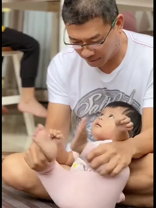 Tidak hanya sang kakek yang gemas dengan Baby Ameena, tapi juga warganet. Selama ini, anak pertama Atta dan Aurel Hermansyah itu juga memiliki banyak penggemar. Bahkan disebut sebagai keponakan online. [Instagram/ananghijau]