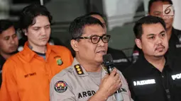 Kabid Humas Polda Metro Jaya Kombes Argo Yuwono memberikan keterangan saat rilis kasus Narkoba anak musisi Ahmad Albar, Ozzy Albar di Jakarta, Kamis (13/9). Ozzy ditangkap pada Selasa (11/9) dengan barang bukti ganja 2,66 gram (Liputan6.com/Faizal Fanani)