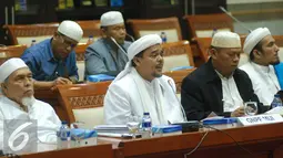 Imam besar FPI Rizieq Shihab (tengah) bersama sejumlah tokoh GNPF MUI mendatangi Komisi III di Gedung Nusantara II, Kompleks Parlemen Senayan, Jakarta, Selasa (17/1). Kedatangan tersebut terkait bentrok antara FPI dan GMBI. (Liputan6.com/JohanTallo)
