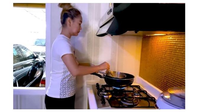 6 Potret Dapur di Rumah Inul Daratista, Elegan dan Bernuansa Cokelat (Sumber: YouTube/Inul Daratista Official)