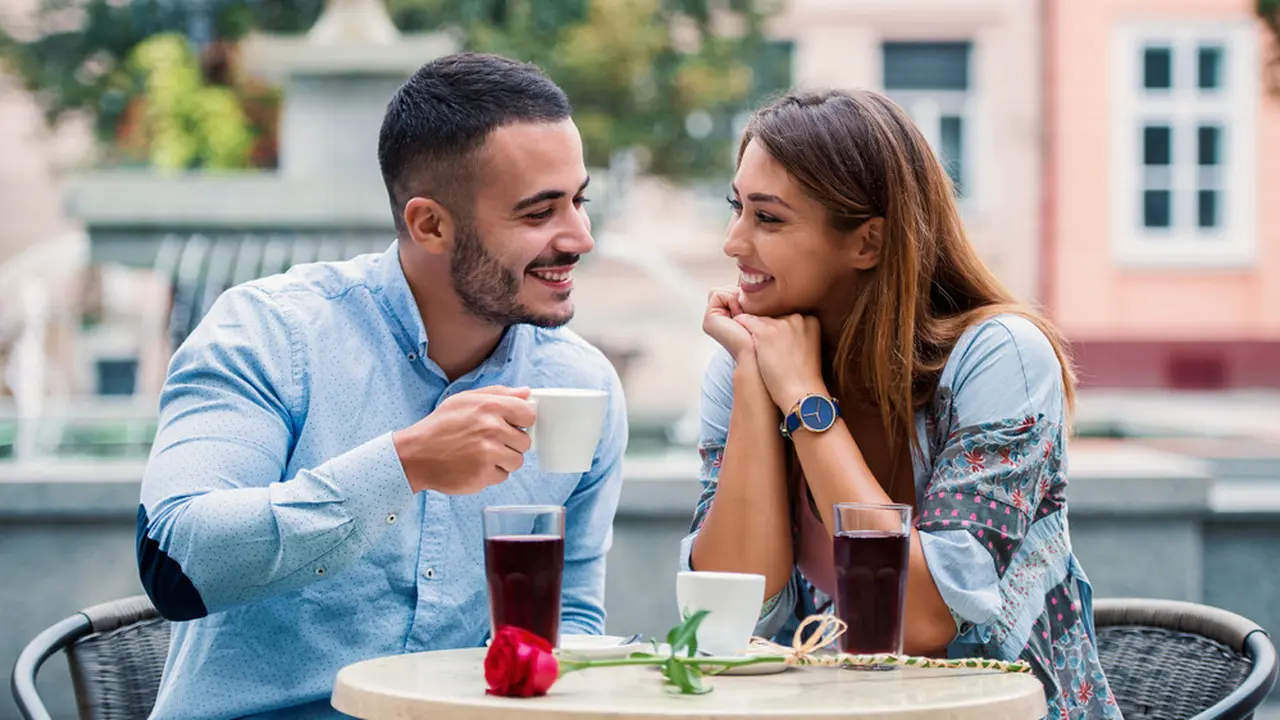 pasangan cinta bahagia romantis