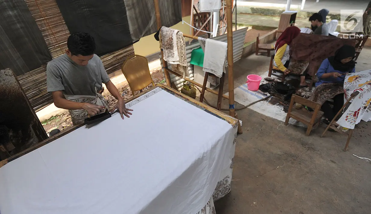 Perajin membuat batik cap dan tulis khas Betawi di rumah produksi Keluarga Batik Betawi, Setu Babakan, Jakarta Selatan, Minggu (10/3). Batik Betawi ini bermotif ondel-ondel, bunga manggar hingga Monumen Nasional (Monas). (merdeka.com/Arie Basuki)