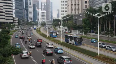 Kendaraan melintasi Jalan Jenderal Sudirman, Jakarta, Senin (23/11/2020). Aturan sistem ganjil genap belum diberlakukan di tengah perpanjangan penerapan pembatasan sosial berskala besar (PSBB) transisi hingga dua minggu ke depan di Ibu Kota. (Liputan6.com/Immanuel Antonius)