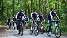 Para pemain Prancis bersepeda di sekitar markas latihan Les Blues di Clairefontaine, Rabu (23/5/2018). Bersepeda merupakan salah satu menu latihan untuk meningkatan kebugaran jelang Piala Dunia 2018. (AFP/Franck Fife)