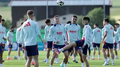 Gelandang Spanyol Pedri menguasai bola saat sesi Latihan menjelang turnamen EURO 2024, di Donaueschingen, Senin (10/6/2024). (LLUIS GENE / AFP)