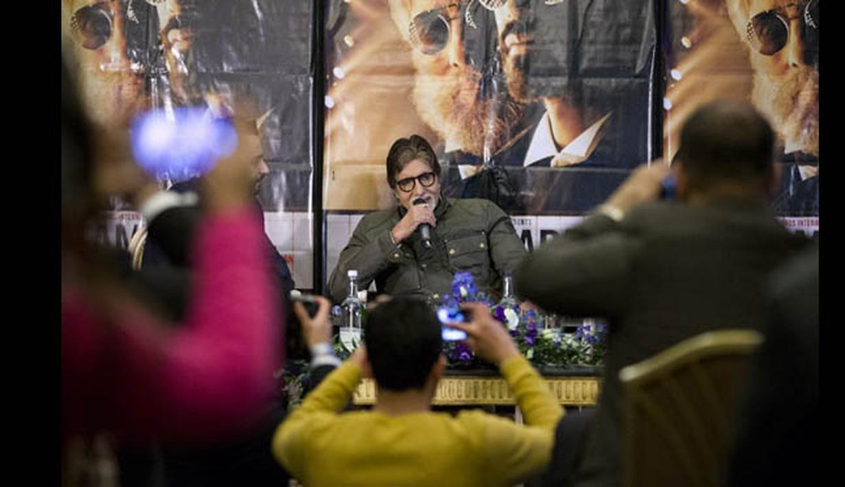 Aktor senior Bollywood, Amitabh Bachchan saat konferensi pers acara promosi film terbarunya "Shamitabh" di London, Selasa (27/1/2015). (AFP PHOTO/Justin TALLIS)