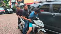 Dua orang preman di Tambora, Jakarta Barat (Jakbar) palak sopir travel Rp300 ribu dengan dalih uang jalur. Namun, si sopir menolak dan hanya memberikan uang Rp70 ribu. (Liputan6.com/Ady Anugrahadi)