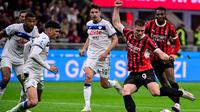 Pemain depan AC Milan asal Serbia #09 Luka Jovic (2R) melepaskan tembakan ke gawang selama pertandingan Serie A Italia antara AC Milan dan Atalanta Bergamo di stadion San Siro di Milan,&nbsp;Senin dini hari WIB (21-4-2025). (Piero CRUCIATTI/AFP)