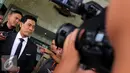 Achmad Rifai, Pengacara Bupati Kepulauan Morotai, Maluku Utara Rusli Sibua memberikan keterangan pers di KPK, Jakarta, Selasa (7/7/2015). Rifai menjelaskan kliennya tidak bisa hadir di KPK karena sedang mengurus Praperadilan. (Liputan6.com/Helmi Afandi)