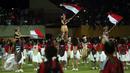 Penari mengibarkan bendera Merah Putih saat pembukaan Torabika Soccer Championship presented by IM3 Ooredoo di Stadion Mandala Jayapura, Papua, Jumat (29/4/2016). Laga perdanamempertemukan Persipura vs Persija. (Liputan6.com/Helmi Fithriansyah)