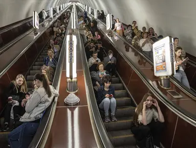 Orang-orang berlindung di stasiun metro selama serangan roket Rusia di Kiev, Ukraina, Senin, 29 Mei 2023. (AP Photo/Evgeniy Maloletka)