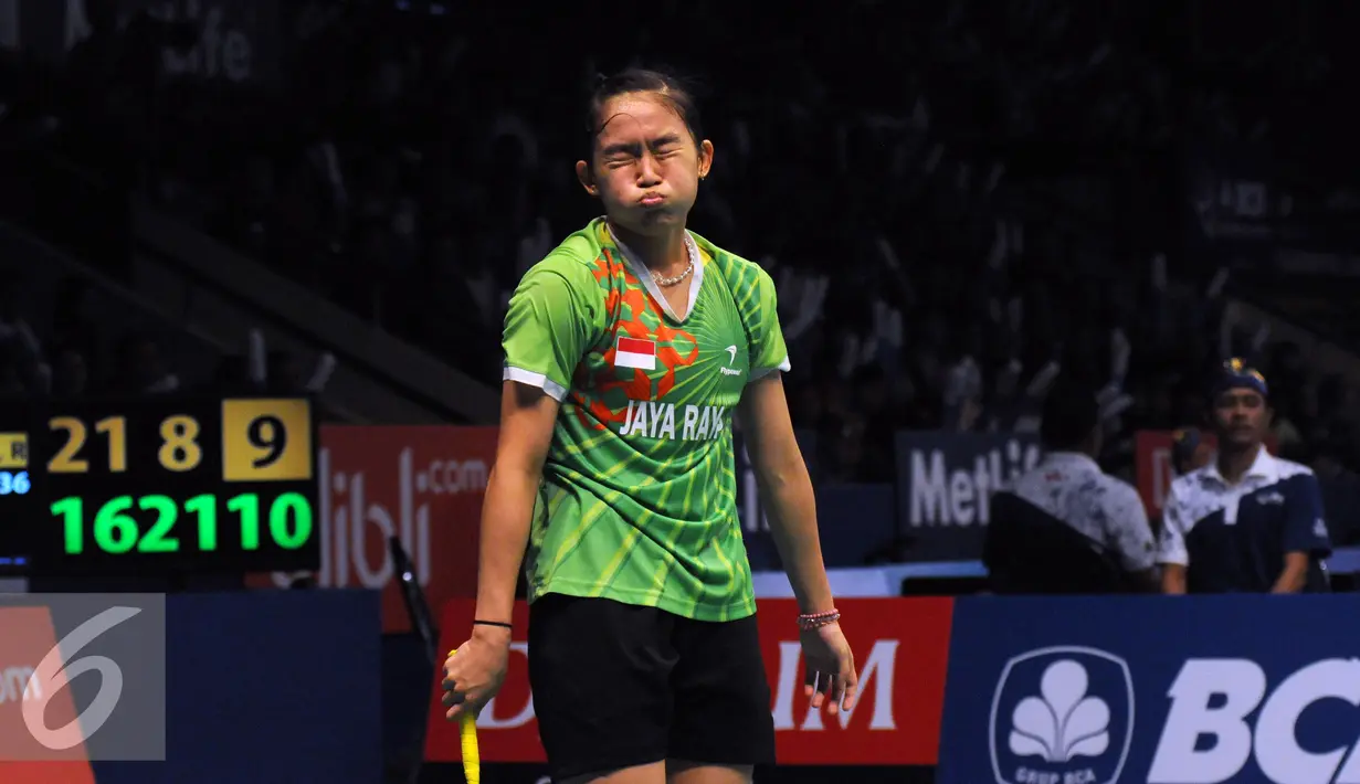 Ekspresi pebulutangkis, Ruselli Hartawan saat gagal mengembalikan bola ke Li Xuerui (Tiongkok) di BCA Indonesia Open di Istora Senayan Jakarta, Selasa (31/5). Ruselli kalah 21-16, 8-21. 11-21. (Liputan6.com/Helmi Fithriansyah)