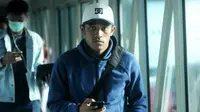 Bek Arema FC, Beny Wahyudi, sempat gelisah karena dompetnya tertinggal di hotel Basko jelang kepulangan tim dari Padang, Sabtu (22/7/2017). (Bola.com/Iwan Setiawan)