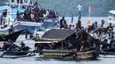 Umat Katolik mengangkut peti mati berisi patung Yesus selama prosesi laut Jumat Agung dari Kapel Tuan Menino, sebuah ritual yang diwarisi dari pengaruh Portugis selama lebih dari lima abad, di Larantuka, Nusa Tenggara Timur, pada Jumat 3 April 2026. Umat Katolik di Larantuka, Nusa Tenggara Timur, kembali menggelar prosesi laut Hantar Tuan Meninu dalam rangkaian perayaan Jumat Agung pada 3 April 2026. (ARNOLD WELIANTO/AFP)