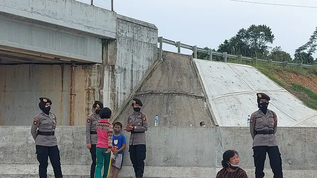 Warga menuntut