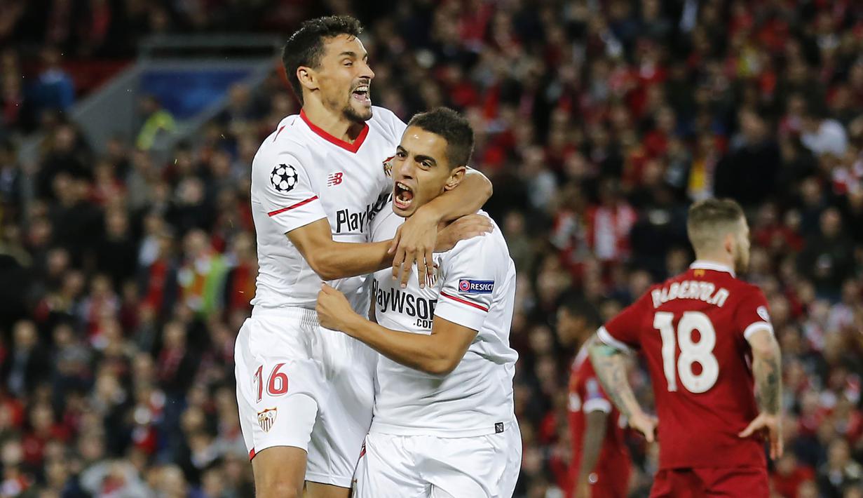 Striker Sevilla, Wissam Ben Yedder, melakukan selebrasi bersama Jesus Navas usai mencetak gol ke gawang Liverpool pada laga Liga Champions di Stadion Anfield, Kamis (14/9/2017). Liverpool ditahan imbang 2-2 oleh Sevilla. (AP/Frank Augstein)