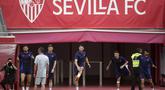 Para pemain Sevilla melakukan pemanasan saat mengikuti sesi latihan tim di stadion Ramon Sanchez Pizjuan di Seville pada 17 Mei 2023. (AFP/Cristina Quicler)