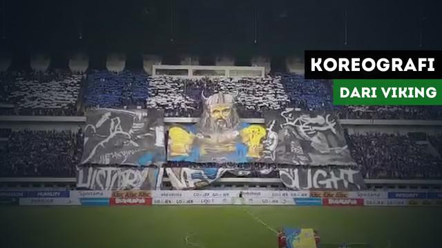 Viking Persib Club (VPC) membuat koreografi saat Persib Bandung menghadapi PS Tira.