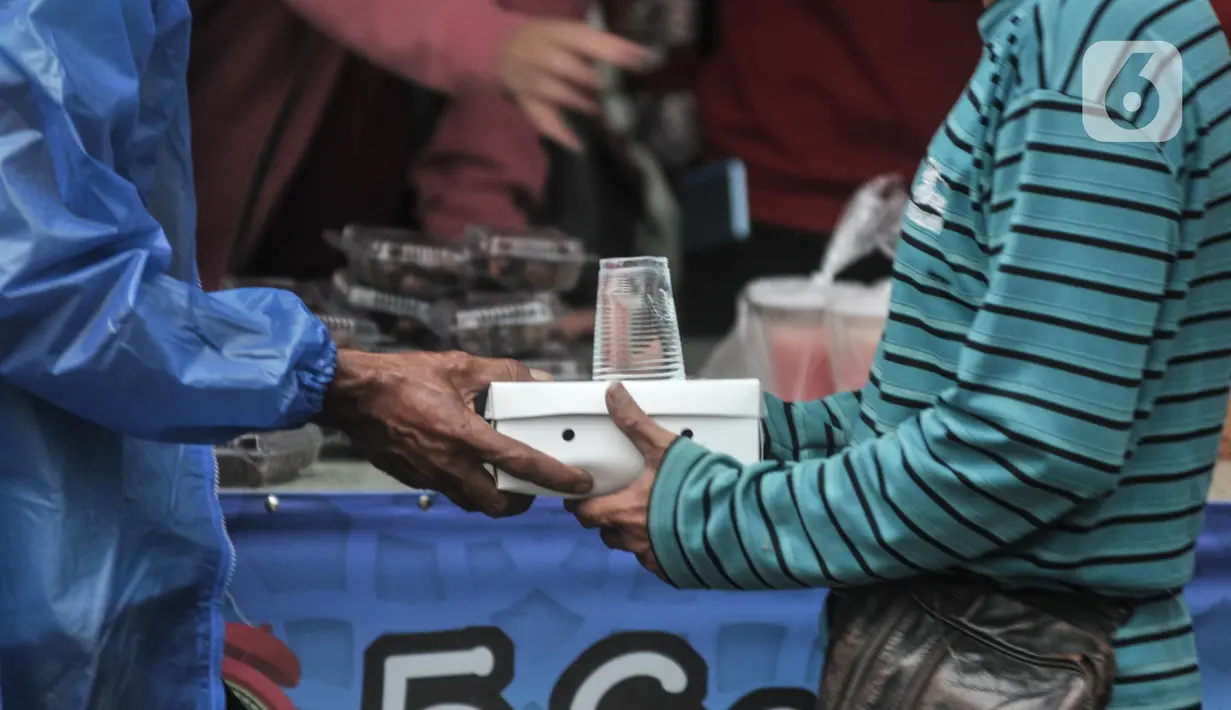 Warga membawa paket takjil gratis di kawasan Cempaka Putih, Jakarta, Selasa (19/4/2022). Sebanyak 360 paket takjil untuk berbuka puasa yang berasal dari donasi warga, organisasi dan instasi dibagikan gratis selama bulan Ramadhan tahun ini. (merdeka.com/Iqbal S. Nugroho)