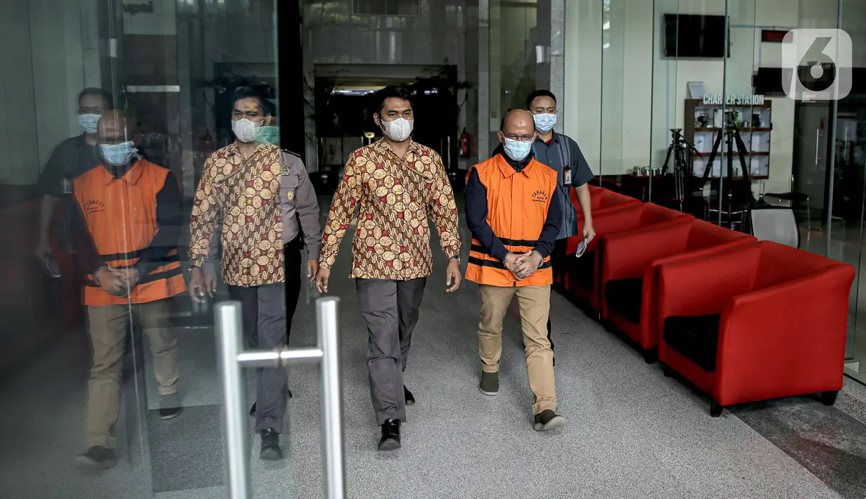 Kepala KPP Pratama Bantaeng Wawan Ridwan (tengah) usai menjalani pemeriksaan di Gedung KPK, Kamis (11/11/2021). Wawan menjadi tersangka terkait pengembangan perkara dugaan korupsi perpajakan dengan terdakwa mantan pejabat Dirjen Pajak Kemenkeu Angin Prayitno Aji. (Liputan6.com/Faizal Fanani)