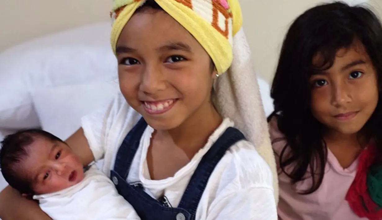 “Orang tua Orang tua asuh #MuhammadBambangArrRayBach…Thank you Monces nemenin lahiran sampe jd photographer and videographer ! yang pd sibuk smuah sempetin dateng pagi2 !!! thanks kecintaankuh!!!” tulis Meisya. (Instagram/meisya_siregar)