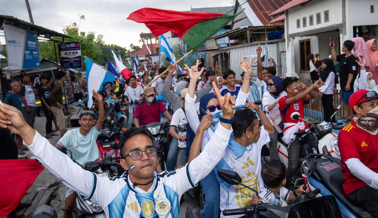 Penggemar sepak bola berpartisipasi dalam konvoi menyambut turnamen sepak bola Piala Dunia 2026 di Polewali Mandar, Sulawesi Barat, Kamis 11 Juni 2026. (Muhammad SALIM/AFP)