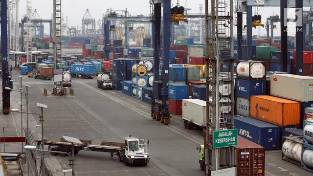 PHOTO: Melihat Suasana Pelabuhan Terminal Peti Kemas Koja