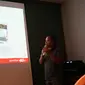 Imam Sudrajat, tim Digital Service Smartfren menjelaskan tentang layanan Google Direct Carrier Billing atau pembelian aplikasi di Google Play dengan pulsa. (Liputan6.com/ Agustin Setyo Wardani)