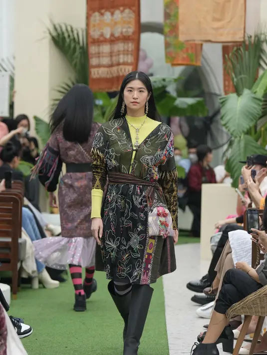 Menggunakan 7 macam kain dari berbagai provinsi, desainer berlanggam demi-couture ini bermain dengan desain asimetris, pola dekonstruksi dan sambung motif kontras.