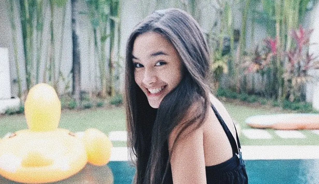 Nama Caitlin Halderman mulai dikenal publik saat bermain Ada Cinta di SMA. Saat itu, ia beradu akting dengan Cassandra Lee dan Iqball CJR. (foto: instagram.com/caitlinhalderman)