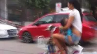 Ibu Menyusui Anaknya Saat Sedang Mengendarai Motor