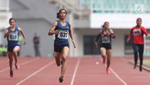 Atlet asal Maluku, Alvin Tehupeiory (kedua kiri) saat berlaga di kelas lari 200 meter putri senior Kejurnas Atletik U18, U20 dan Senior 2019 di Stadion Pakansari, Bogor, Minggu (4/8/2019). Alvin Tehupeiory meraih posisi pertama dengan catatan waktu 23,76 detik. (Liputan6.com/Helmi Fithriansyah)
