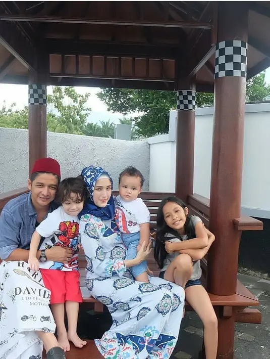 Usia pernikahan yang kini usia tujuh tahun, Pasha Ungu berdoa agar rumah tangganya selalu diberikan yang terbaik. Begitu juga dengan anak-anaknya. (Instagram/ pashaungu.official)