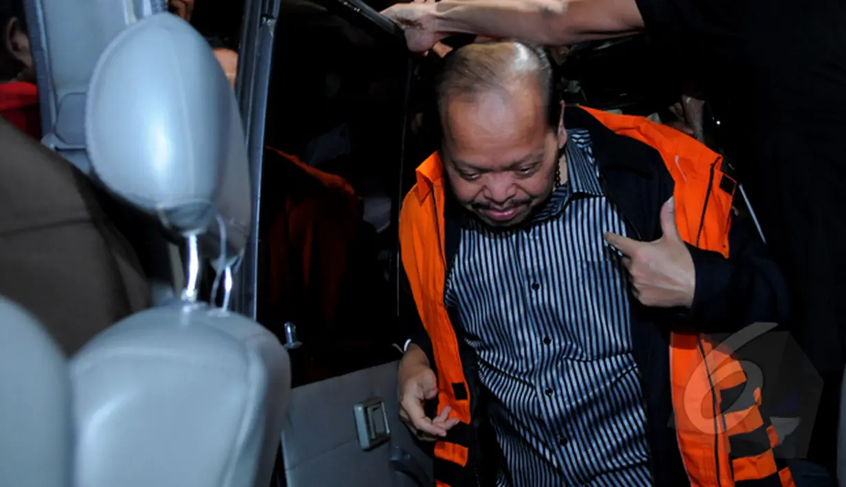 Sutan ditahan setelah menjalani 9 jam pemeriksaan sebagai tersangka. Ia keluar gedung KPK sekitar pukul 18.50 WIB mengenakan rompi tahanan KPK berwarna oranye, Jakarta, Senin (2/2/2015). (Liputan6.com/Faisal R Syam)