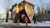 Rumah terbalik di Rusia. Foto: Sliptalk.com