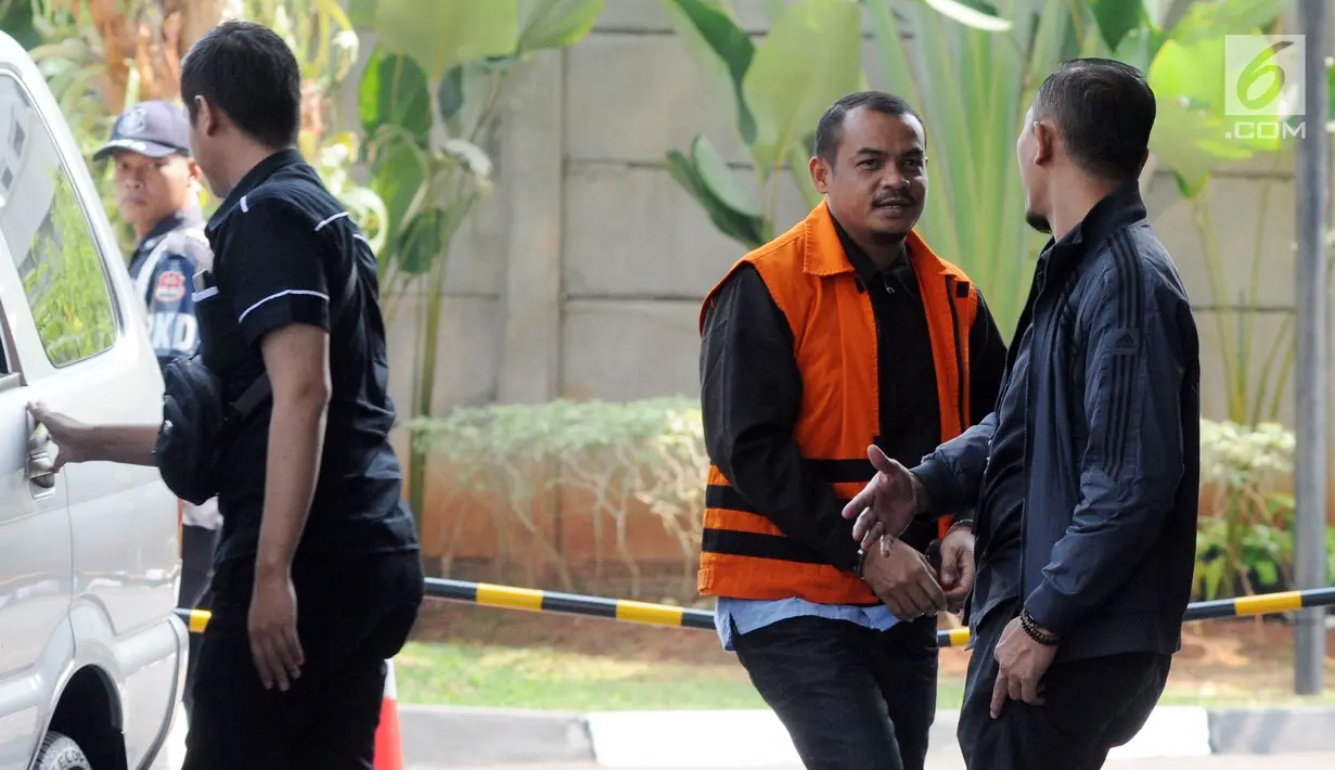 Pengusaha Abu Bakar akan menjalani pemeriksaan penyidik di Gedung KPK, Jakarta, Senin (5/8/2019). Abu Bakar diperiksa sebagai tersangka terkait suap izin prinsip dan lokasi pemanfaatan laut, proyek reklamasi di wilayah pesisir dan pulau pulau kecil Kepri 2018-2019. (merdeka.com/Dwi Narwoko)